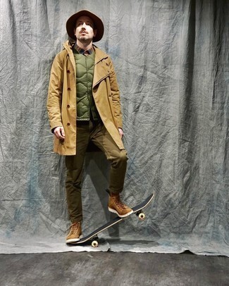 Какие джинсы носить с бежевым дождевиком мужчине