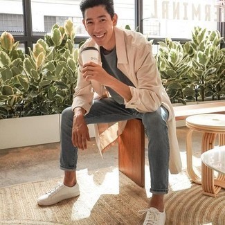 Какие джинсы носить с бежевым дождевиком мужчине