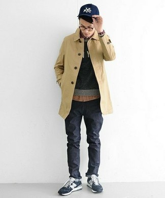 Какие джинсы носить с бежевым дождевиком мужчине