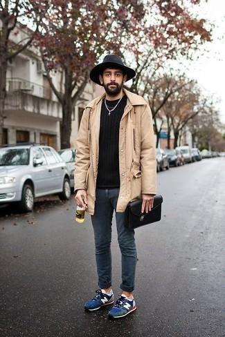 Как носить бежевый дождевик с темно-синими джинсами мужчине