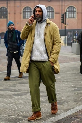 Как носить бежевый дождевик с оливковыми брюками чинос