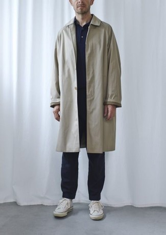 Какие футболки-поло носить с бежевым дождевиком мужчине