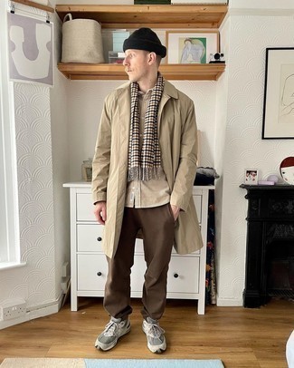 Какие спортивные штаны носить с бежевым дождевиком мужчине