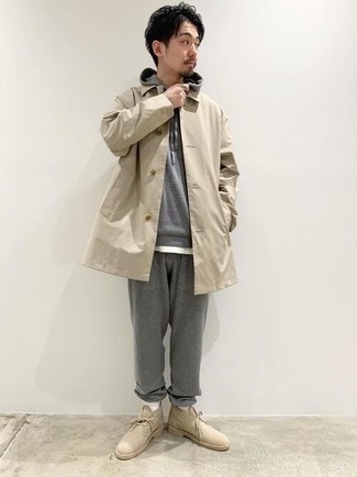 Как носить бежевый дождевик с светло-коричневыми замшевыми ботинками дезертами