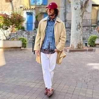 Как носить бежевый дождевик с белыми джинсами мужчине