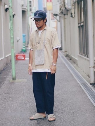 Какие брюки чинос носить с бежевыми сандалиями