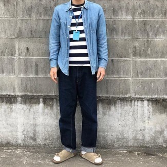 Какие джинсовые рубашки носить с бежевыми сандалиями мужчине