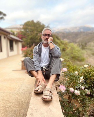 Какой худи носить с бежевыми сандалиями мужчине