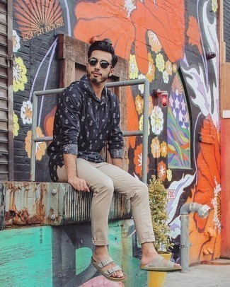 Какие джинсы носить с бежевыми сандалиями мужчине