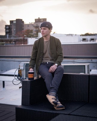 С чем носить бежевые сандалии мужчине