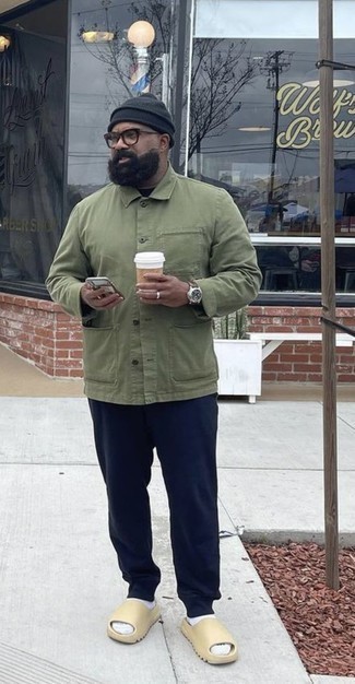 Какие спортивные штаны носить с бежевыми сандалиями мужчине