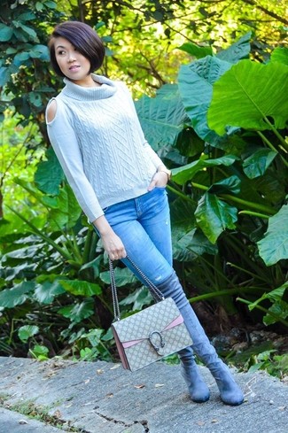 С чем носить бежевую сумку-саквояж