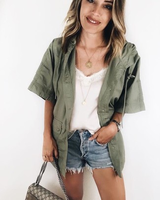 С чем носить бежевую сумку-саквояж