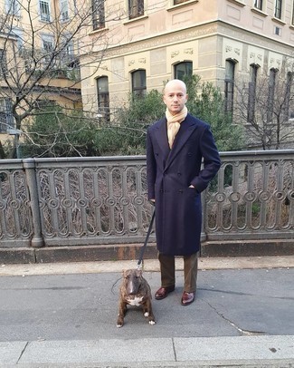 С чем носить бежевый шарф мужчине