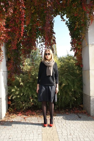 С чем носить бежевый шарф женщине