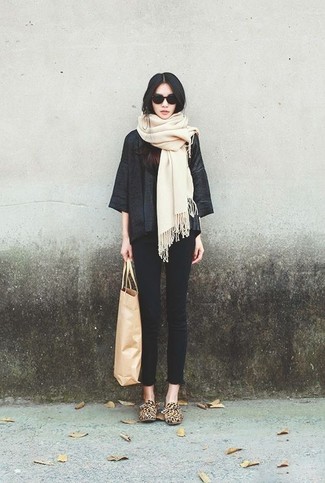 С чем носить бежевый шарф женщине
