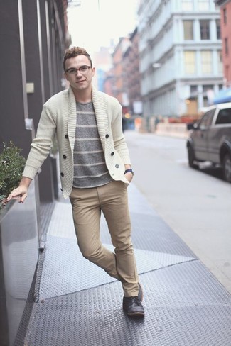 С чем носить бежевый кардиган с отложным воротником мужчине
