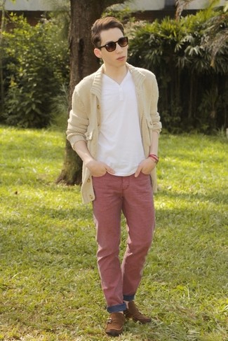 С чем носить бежевый кардиган с отложным воротником мужчине