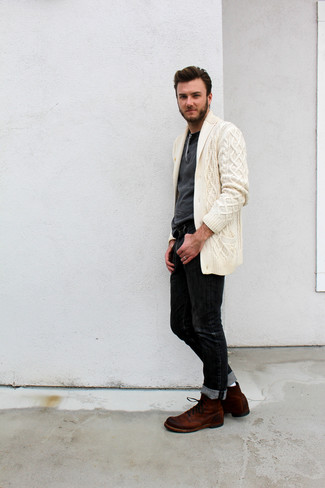 С чем носить бежевый кардиган с отложным воротником мужчине