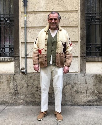 С чем носить бежевый кардиган с отложным воротником мужчине