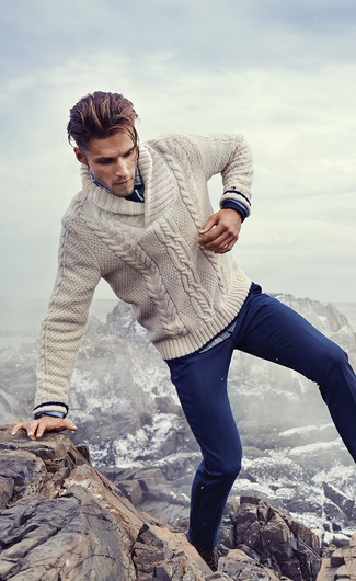 С чем носить бежевый свитер с отложным воротником