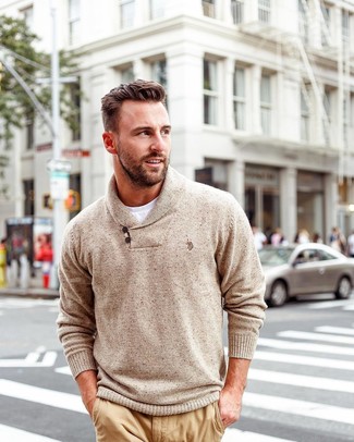 С чем носить бежевый свитер с отложным воротником