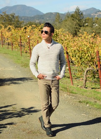 С чем носить бежевый свитер с отложным воротником