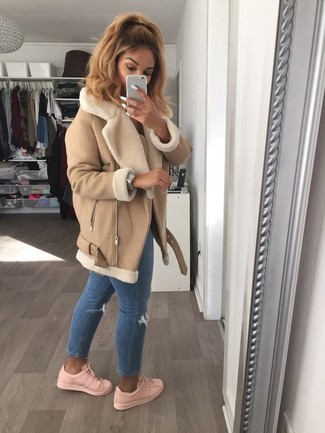 Как носить бежевую дубленку с синими рваными джинсами женщине