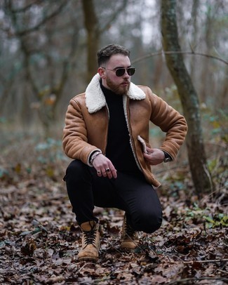 Какие повседневные ботинки носить с бежевой короткой дубленкой мужчине