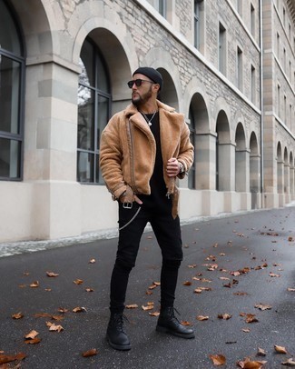 Какие свитера с круглым вырезом носить с бежевой короткой дубленкой мужчине