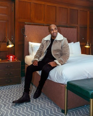 Какие джинсы носить с бежевой короткой дубленкой мужчине