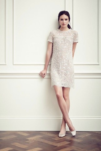 С чем носить бежевое платье прямого кроя