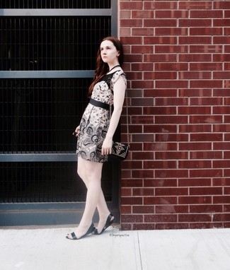 С чем носить бежевое платье прямого кроя