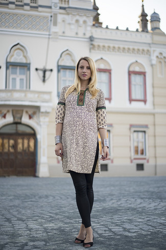 С чем носить бежевое платье прямого кроя