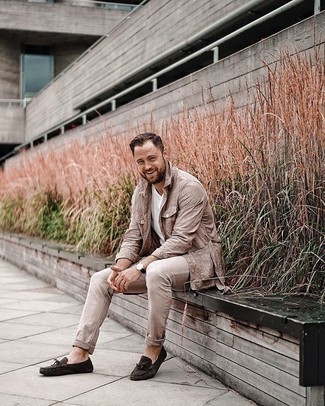 Как носить бежевую куртку-рубашку с бежевыми джинсами мужчине