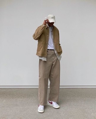 Как носить бежевую куртку-рубашку с бежевыми джинсами мужчине