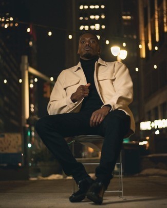 Как носить бежевую куртку-рубашку с черными брюками чинос