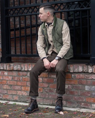 Какие повседневные ботинки носить с бежевой курткой-рубашкой мужчине