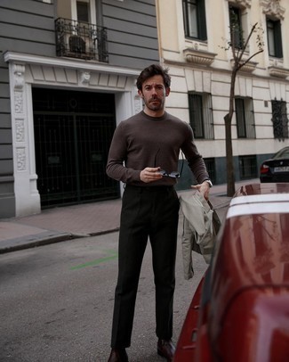 Какие свитера с круглым вырезом носить с бежевой курткой-рубашкой мужчине