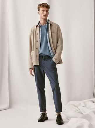 Какие джинсовые рубашки носить с бежевой курткой-рубашкой мужчине