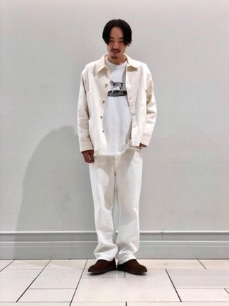 Какие джинсы носить с бежевой курткой-рубашкой мужчине