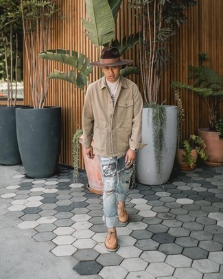 Какие джинсы носить с бежевой курткой-рубашкой мужчине