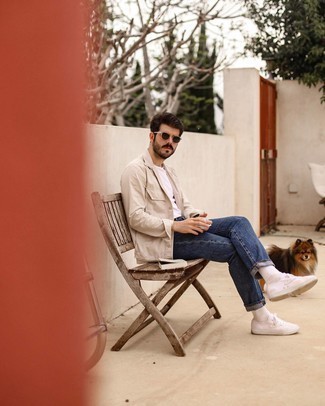 С чем носить бежевую куртку-рубашку мужчине