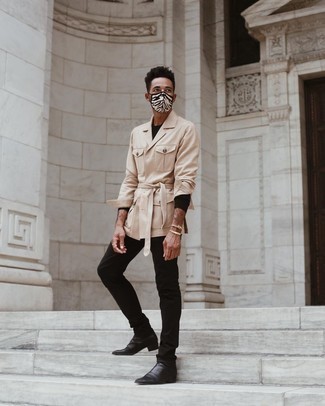 С чем носить бежевую куртку-рубашку мужчине