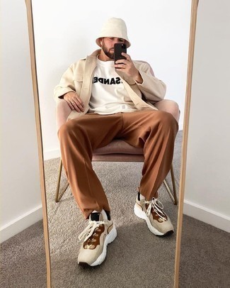 С чем носить бежевую куртку-рубашку мужчине