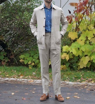 С чем носить бежевую куртку-рубашку мужчине