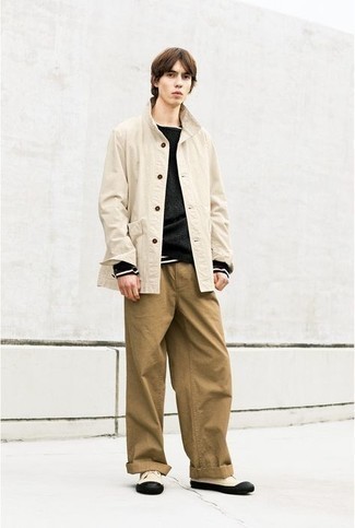 С чем носить бежевую куртку-рубашку мужчине