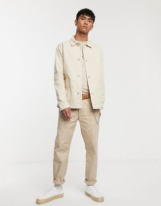 С чем носить бежевую куртку-рубашку мужчине