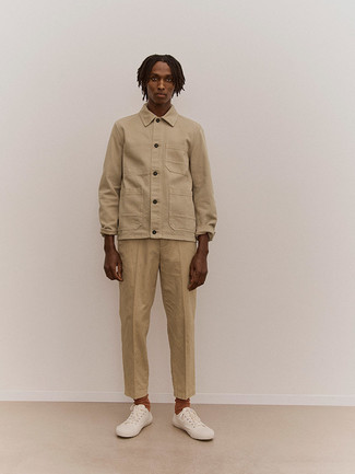 С чем носить бежевую куртку-рубашку мужчине