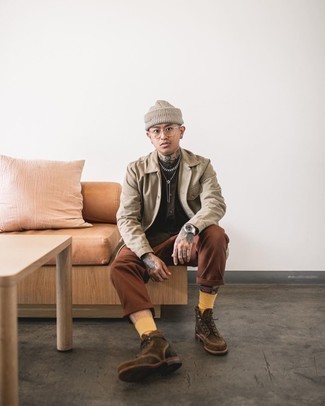 С чем носить бежевую куртку-рубашку мужчине